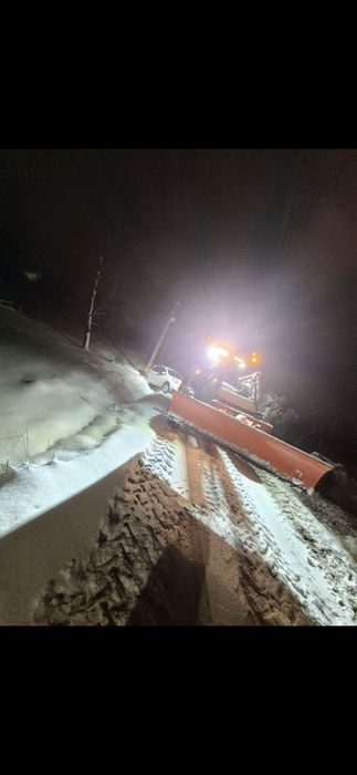 Odśnieżanie parkingów wyciąganie z rowów usługa odśnieżania