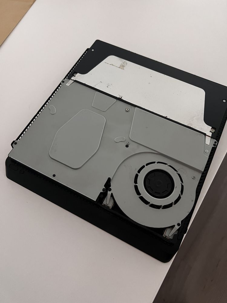 Playstation 4 Modelo Normal 1TB Com 3 Jogos incluidos