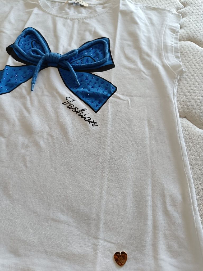 T-shirt branca com laço azul, tamanho S