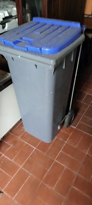 Caixote lixo sem uso, com rodas