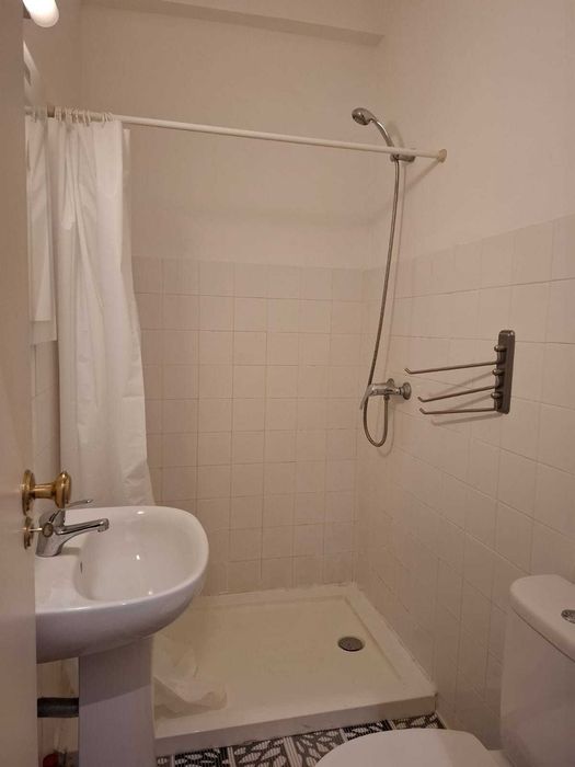Quarto Estudante Lisboa, junto Alameda da Universidade (wc privativo)