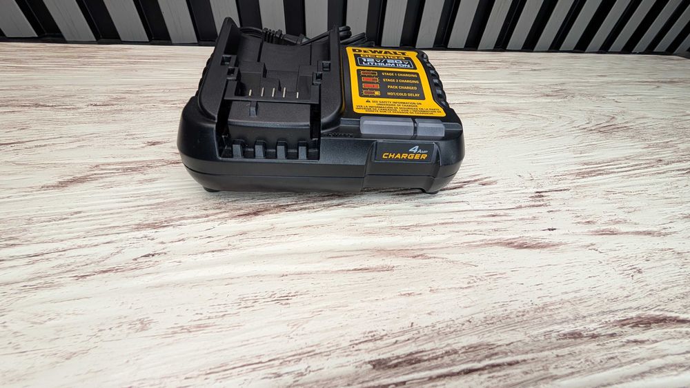 Зарядка DeWalt DCB1104 20V  220V