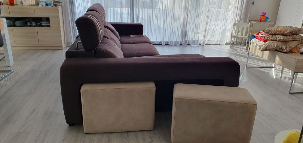 Sofá com chaise longue puffes e arrumação na chaise