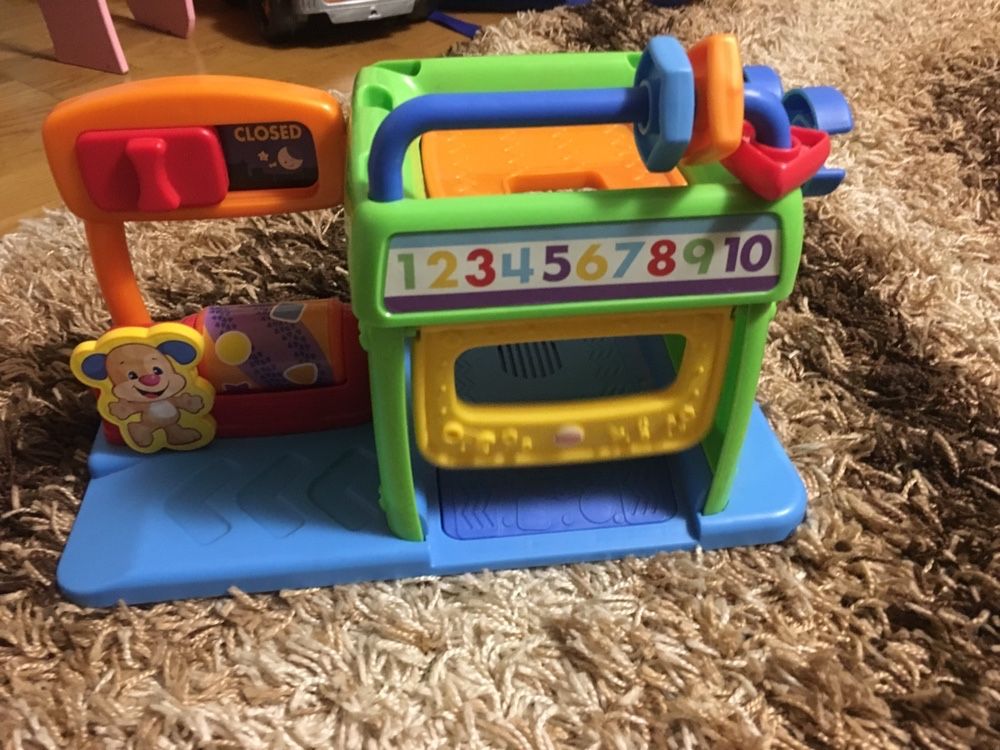 Продам игрушку б/у Fisher-price смейся и учись гараж ученого щенка