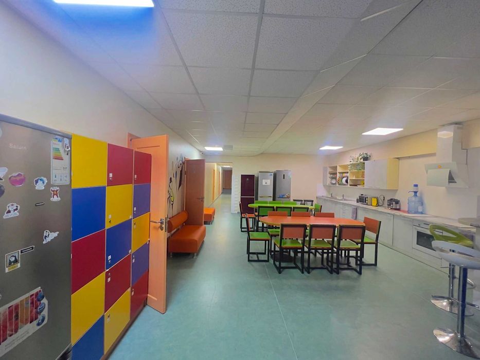 Сучасний хостел у Голосіївському р-ні – зручний вхід, перший поверх.