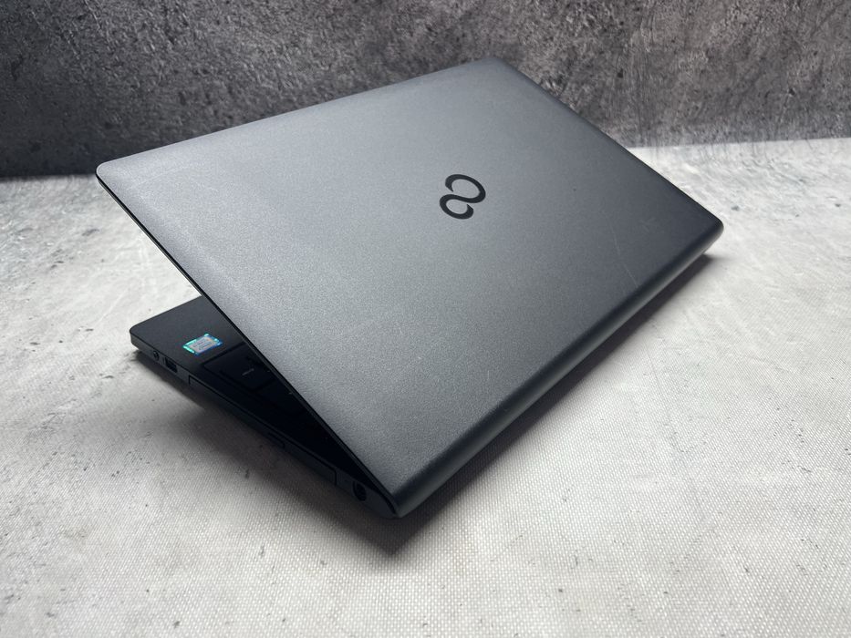 Fujitsu / i5 8250u 3.4GHz / 8 GB DDR4 / 256 SSD / 15.6 FHD / W11 Pro