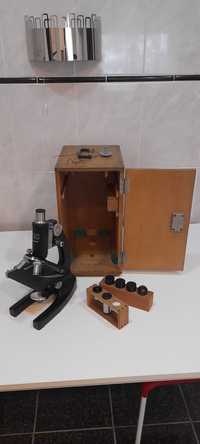 Microscópio C.O.C de 1968 com caixa original.