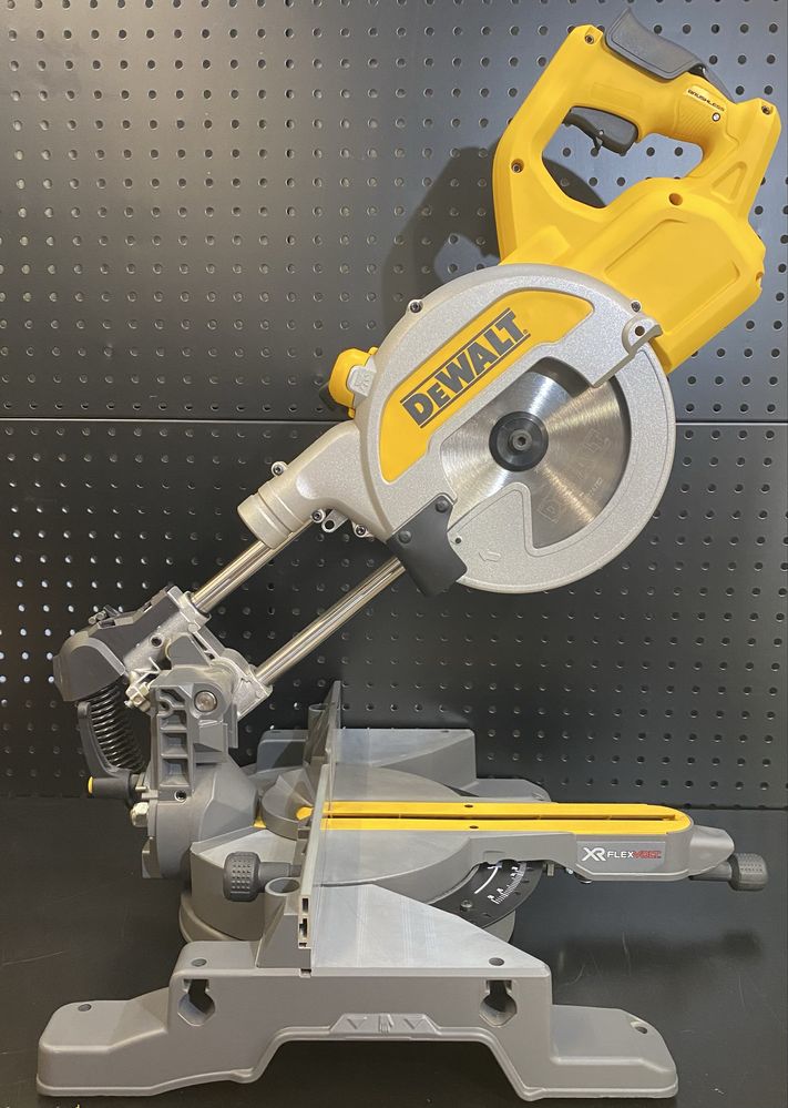 DeWALT DCS777N 54V XR FLEXVOLT Pilarka ukosowa 216 mm