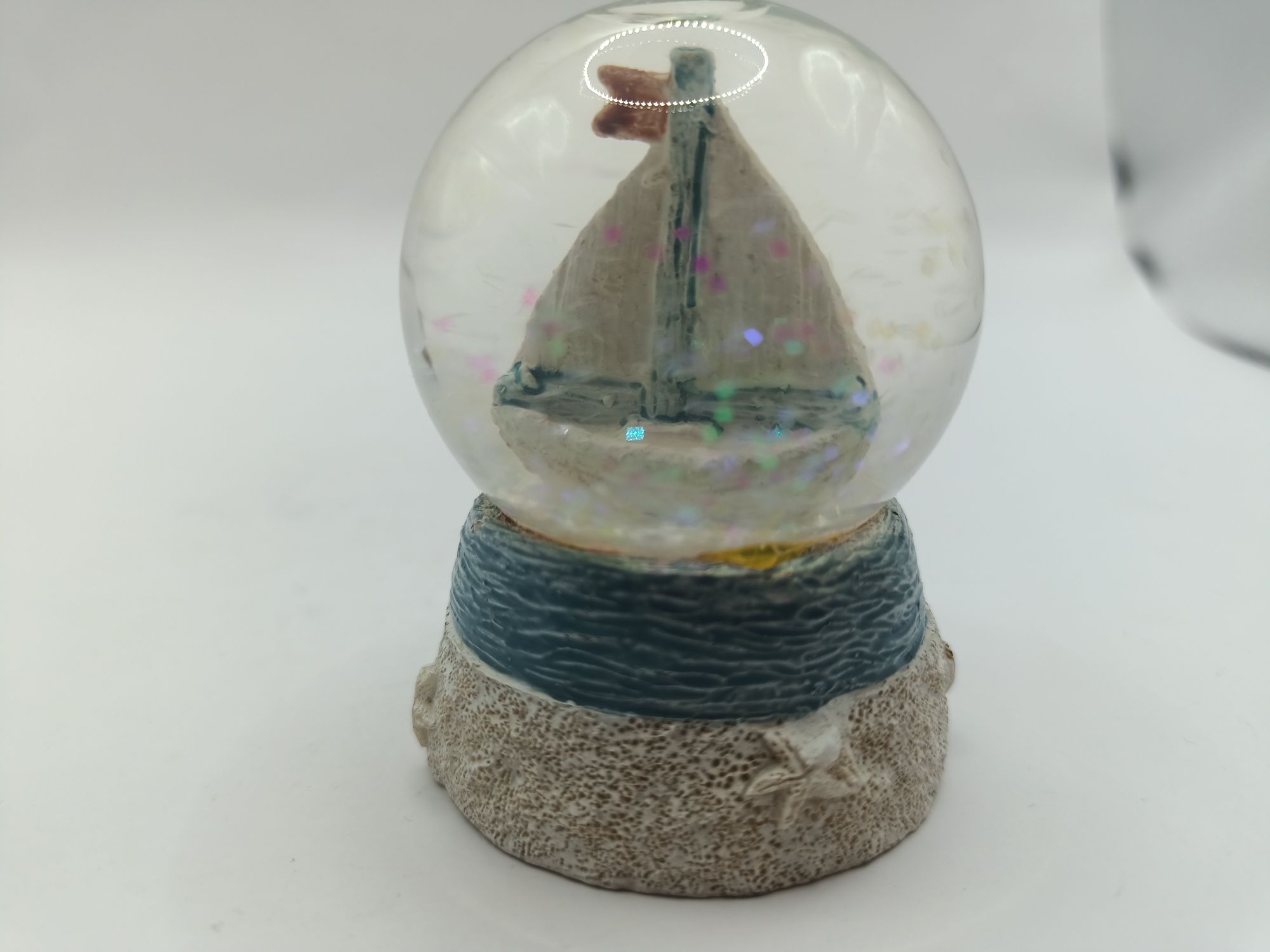 Mala szklana śnieżna kula statek morze
