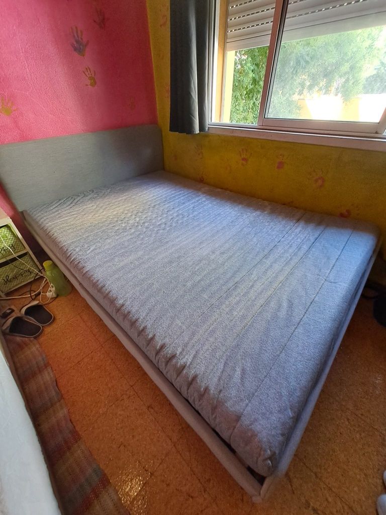 Cama de casal em bom estado