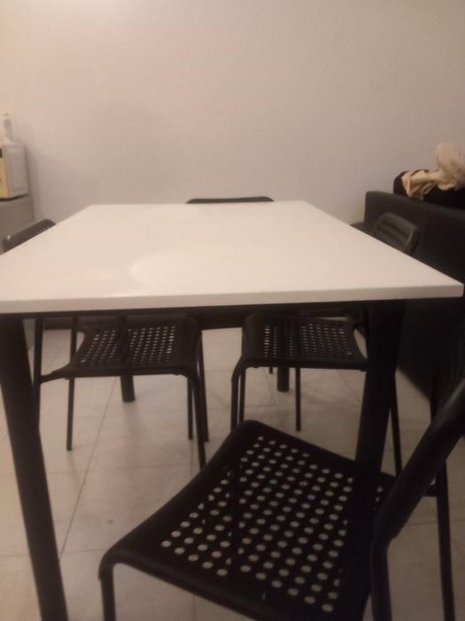 Mesa de jantar com 4 caseiras