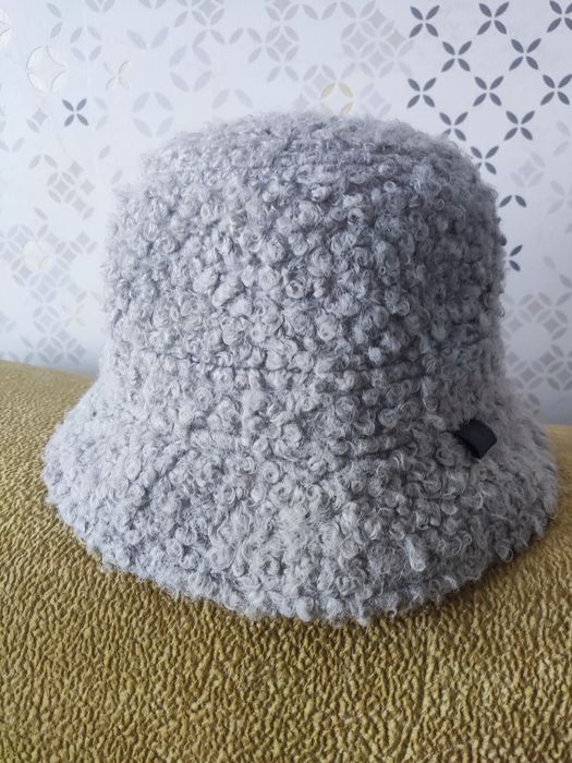 Сучасна жіноча  шляпка сірого кольору та чорна фетрова р.60