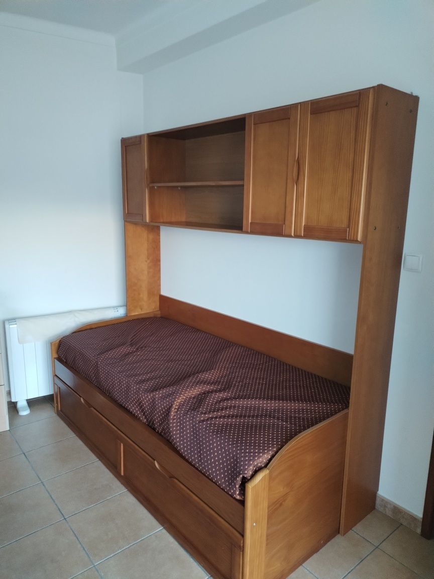 Cama com prateleira