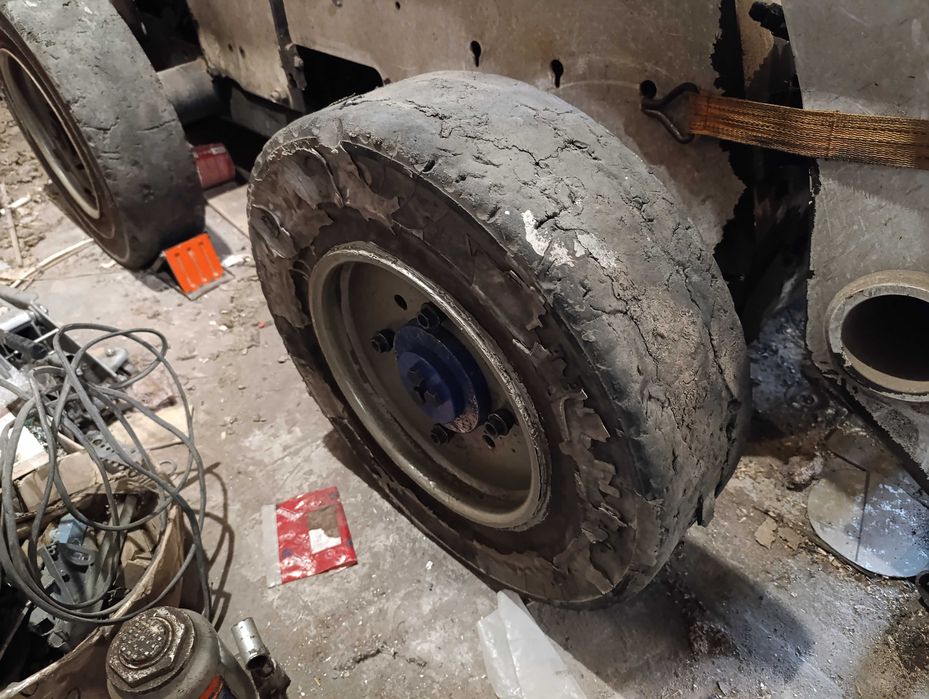 Колесо цельнолитое с диском, для вилочного мини погрузчика Bobcat