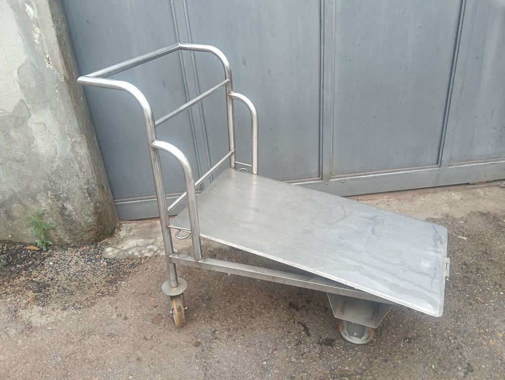 Carrinho em inox para armazém