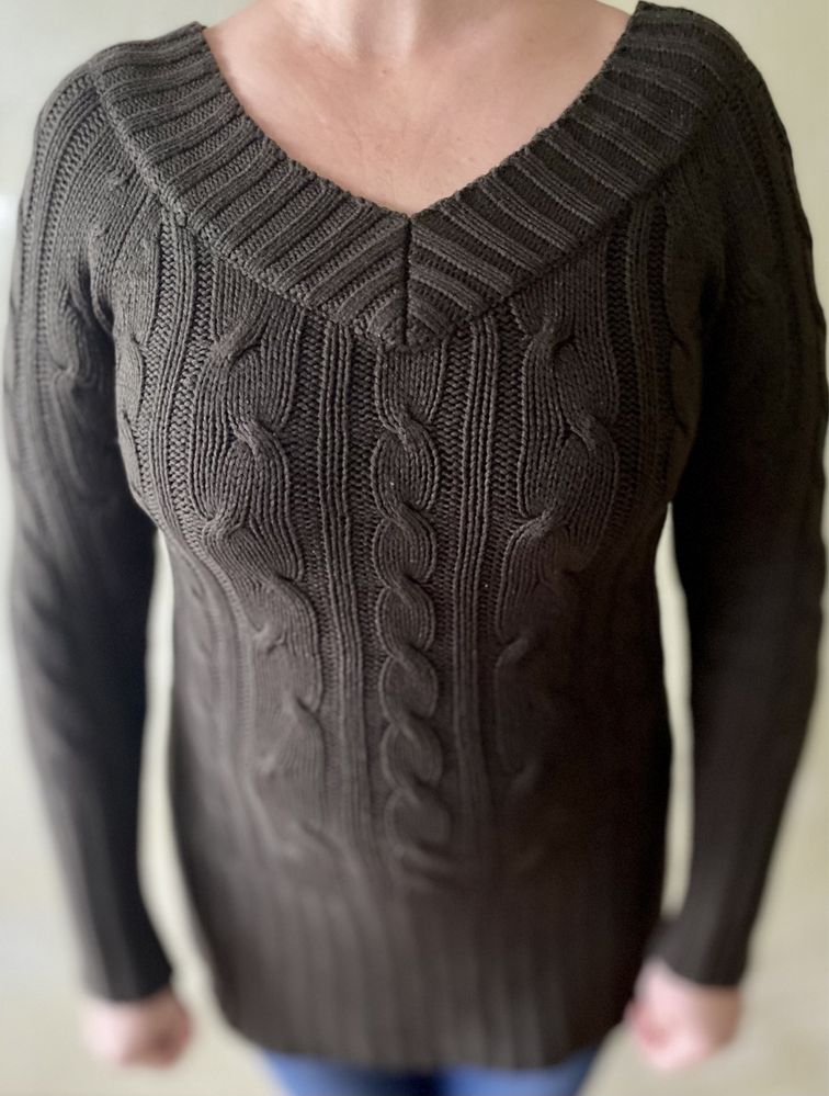 Sweter w serek w kolorze ciemnego brązu