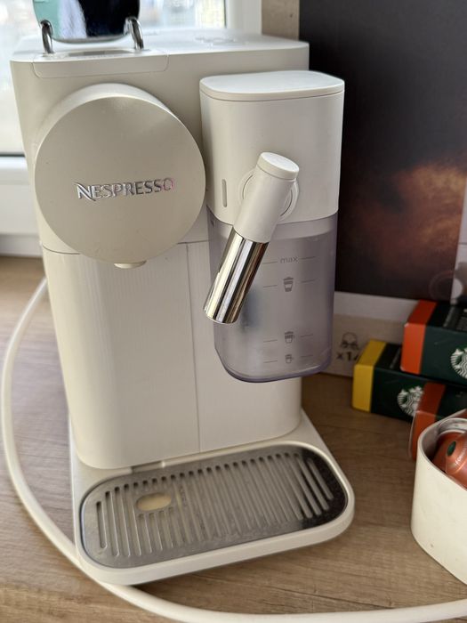 Продам кавомашину Nespresso Lattissima One (білий колір)