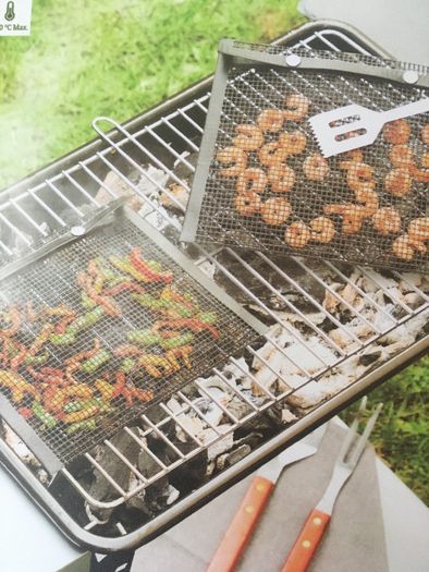 Utensílio para churrasco com 2 sacos em rede - NOVO