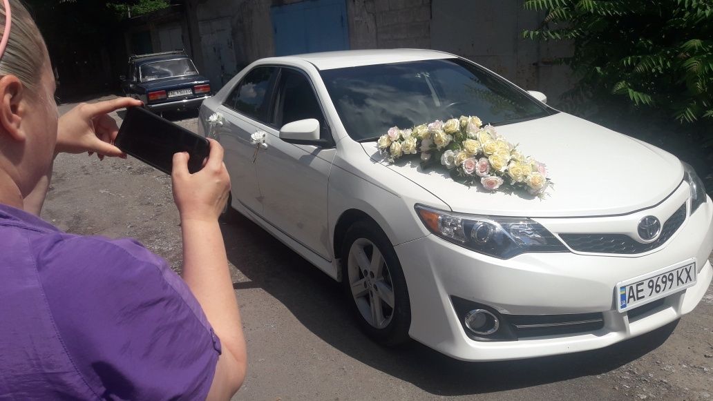 Авто на свадьбу Аренда Авто с водителем Белая Toyota Camry 50 Трансфер