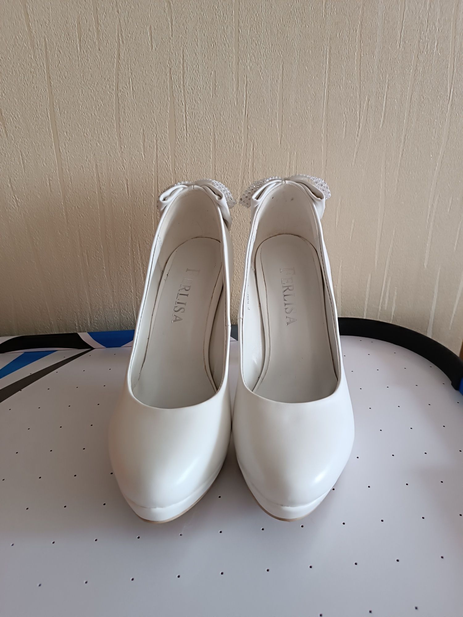 Весільні білі туфлі. Свадебные белые туфли