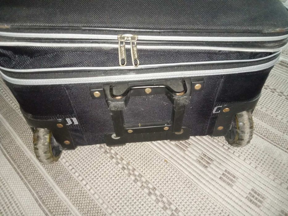 Дорожный чемодан с выдвижной ручкой ,на колесиках