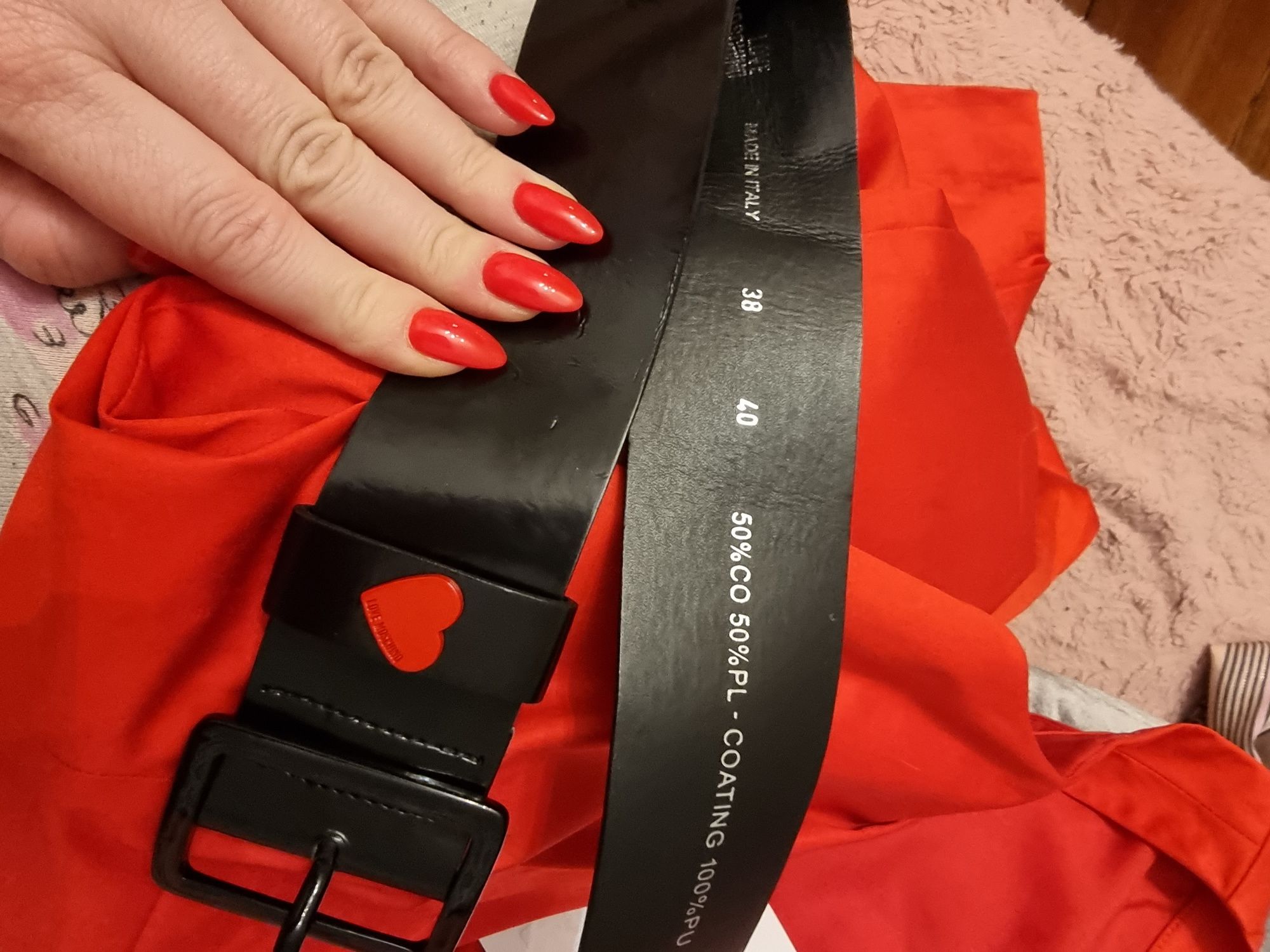 Mała czerwona mini sukienka Love Moschino z logowanym  paskiem r 34/36