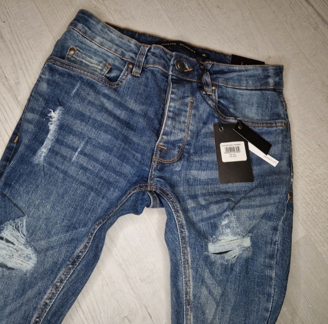 Rurki jeansowe z przetarciami