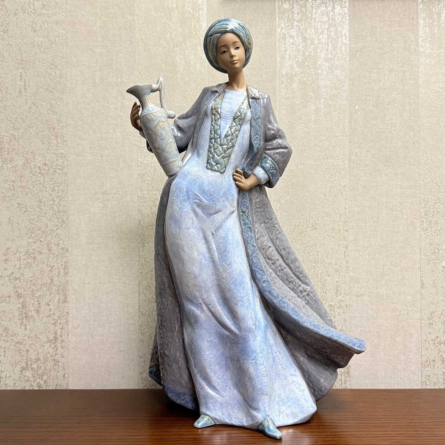 Фарфоровая статуэтка Lladro «Вода из оазиса».