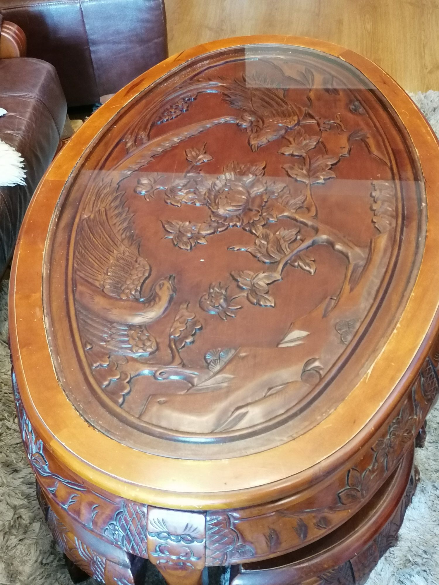 Stary drewniany rzeźbiony stolik kawowy