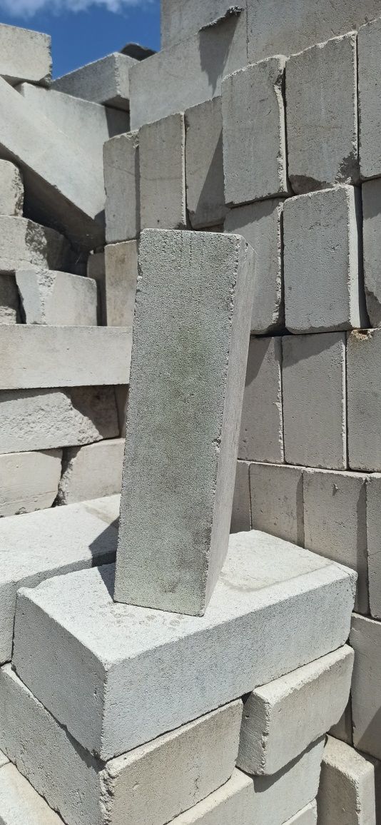 Цегла силікатна біла / червона