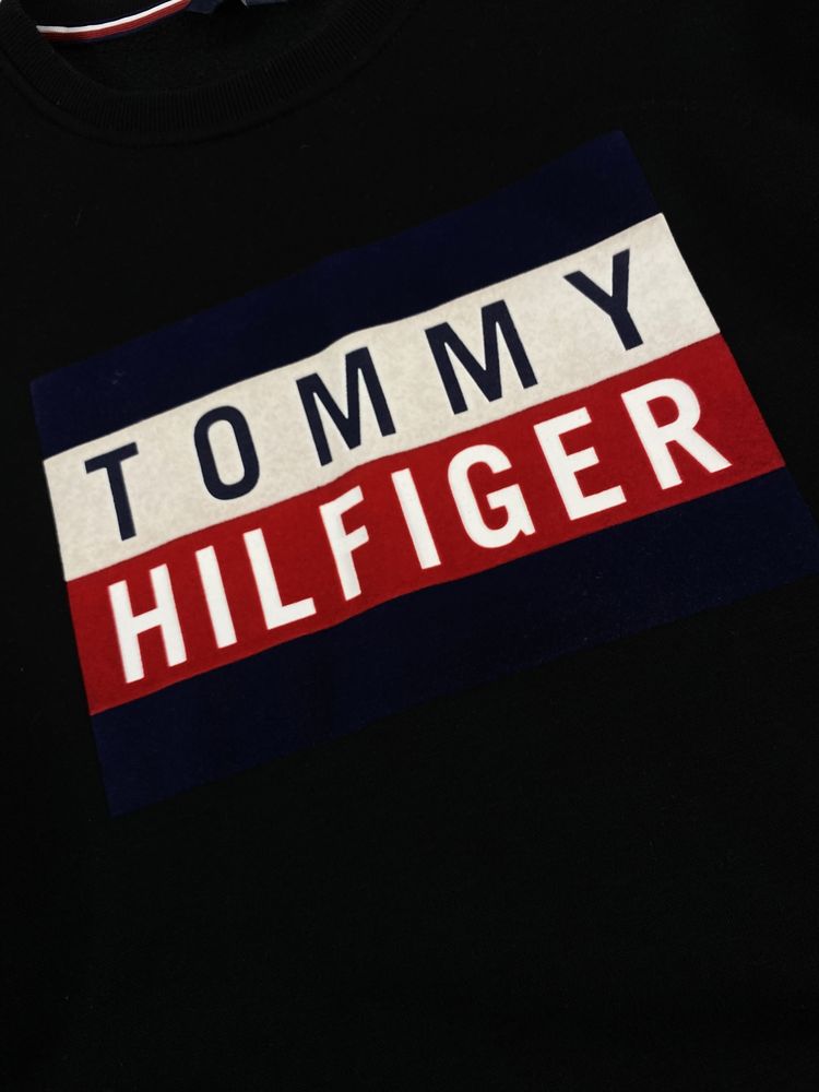 Емблема елегантності: Чорний світшот Tommy Hilfiger