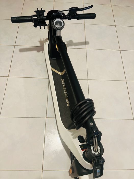 Trotinete elétrica branca