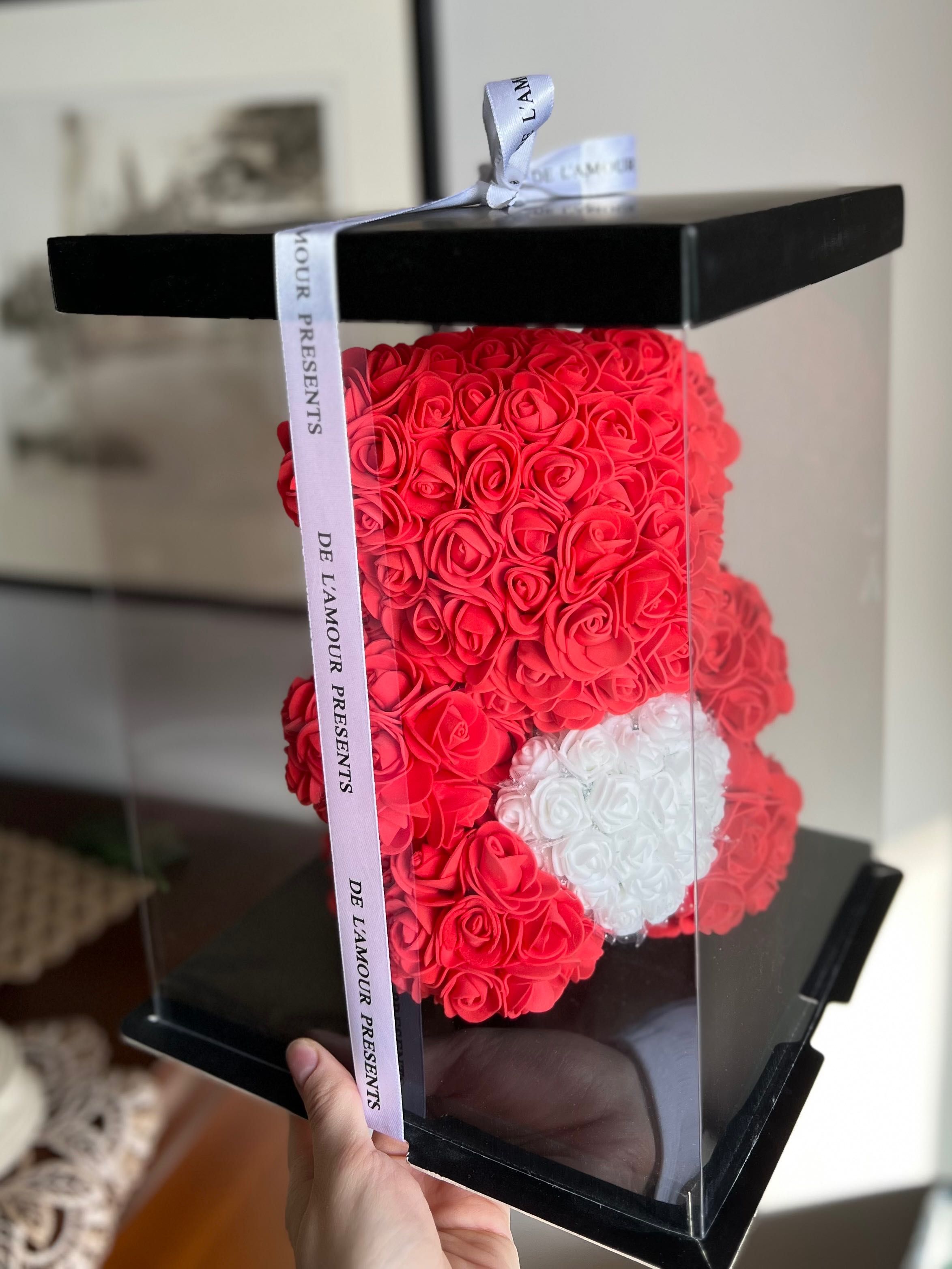 Czerwony miś z płatków róż z białym serduszkiem 23 cm