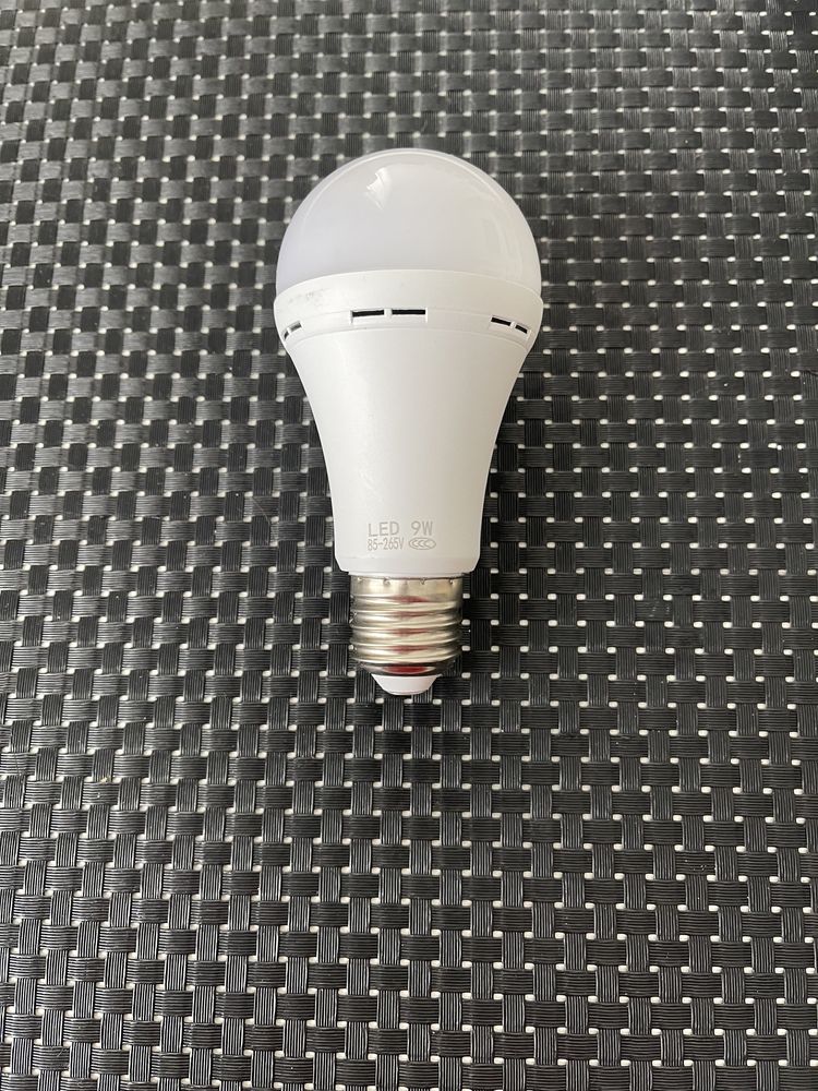 LED лампа с аккумулятором, аварийная. 9W