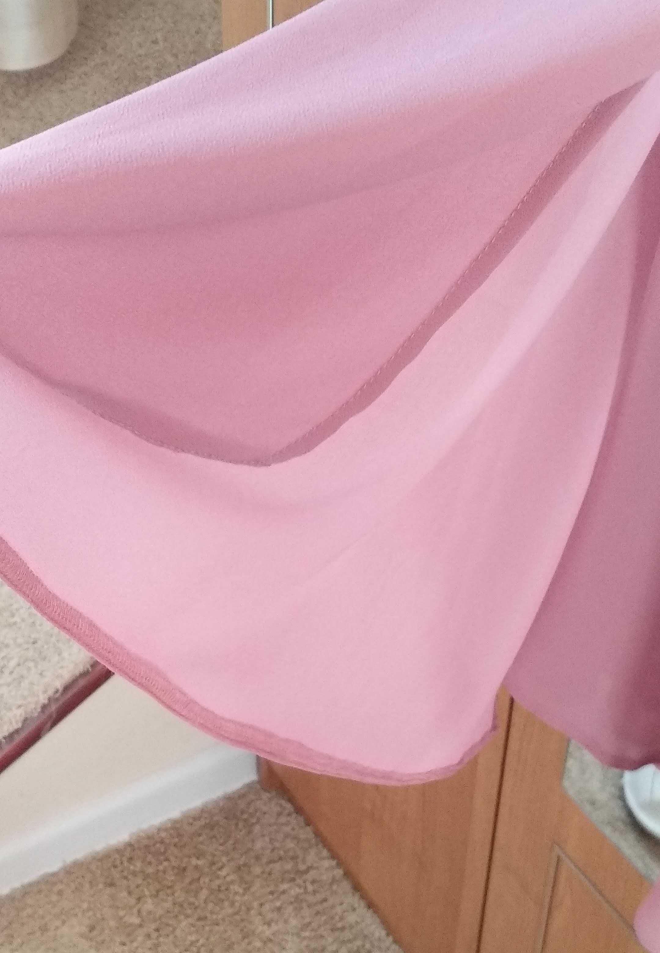 Zwiewna asymetryczna sukienka szyfonowa midi wrzos
