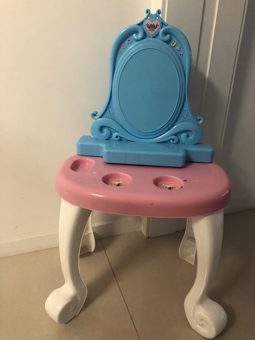 Penteadeira de criança em bom estado.