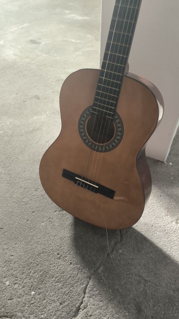 Guitarra com pasta