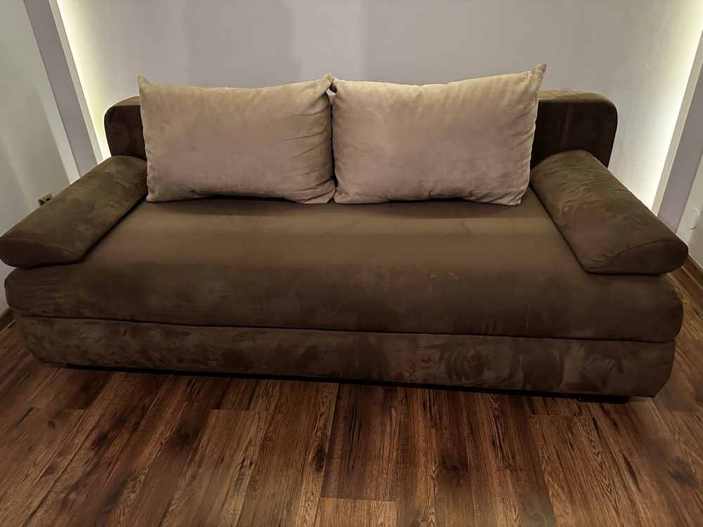 Rozkladana sofa z poduszkami
