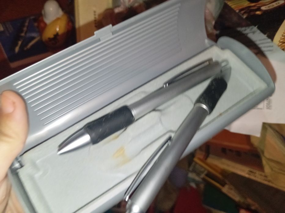 Duas canetas sem tinta bico