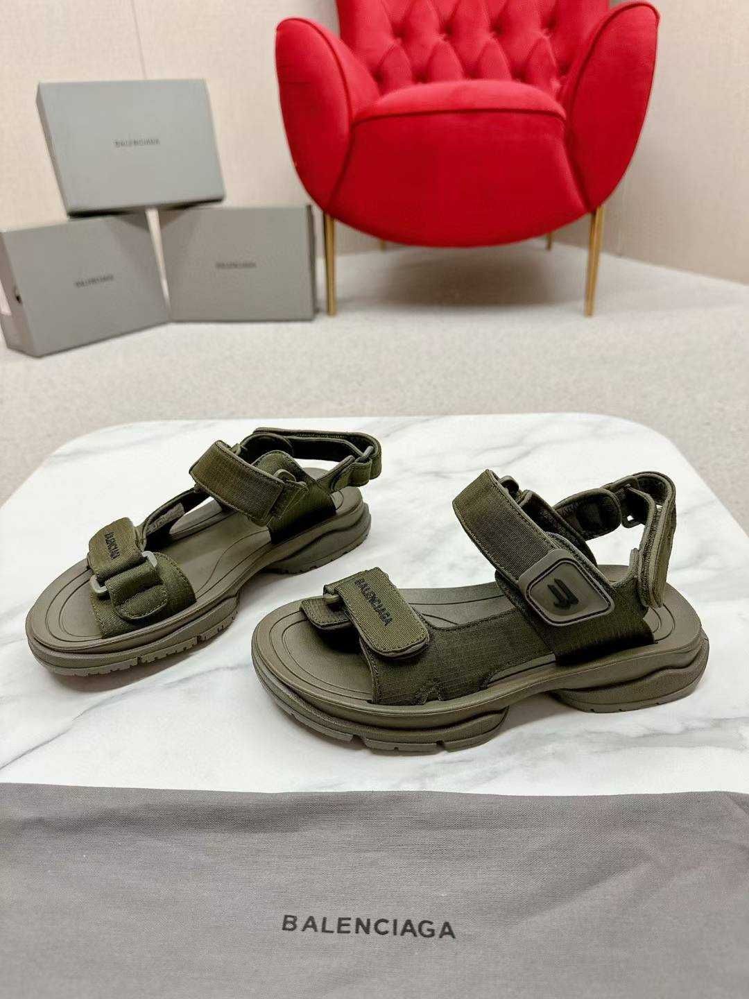 Balenciaga Buty, sandaly klapki, skora 080220