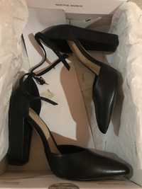 Sapatos novos pretos