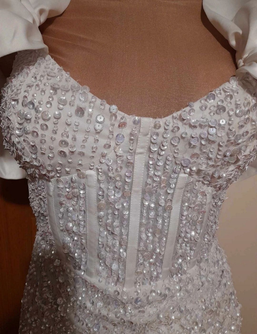 Śliczna maxi sukienka gorsetowa ASOS zdobiona cekiny bufiaste rękawki