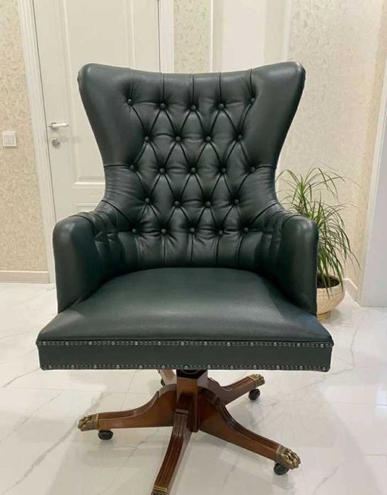 Офисное кожаное кресло руководителя