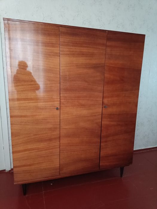 Дві шафи для одягу Апостолове