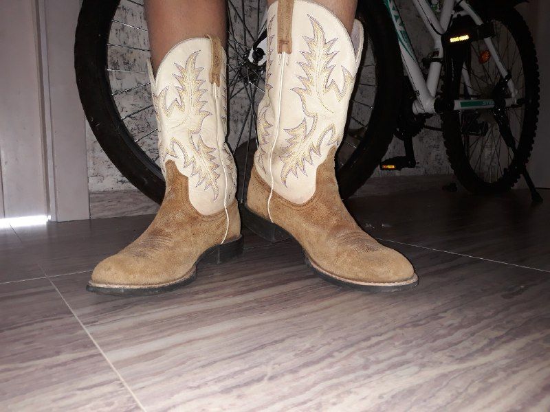 Шкіряні вінтажні ковбойські чоботи