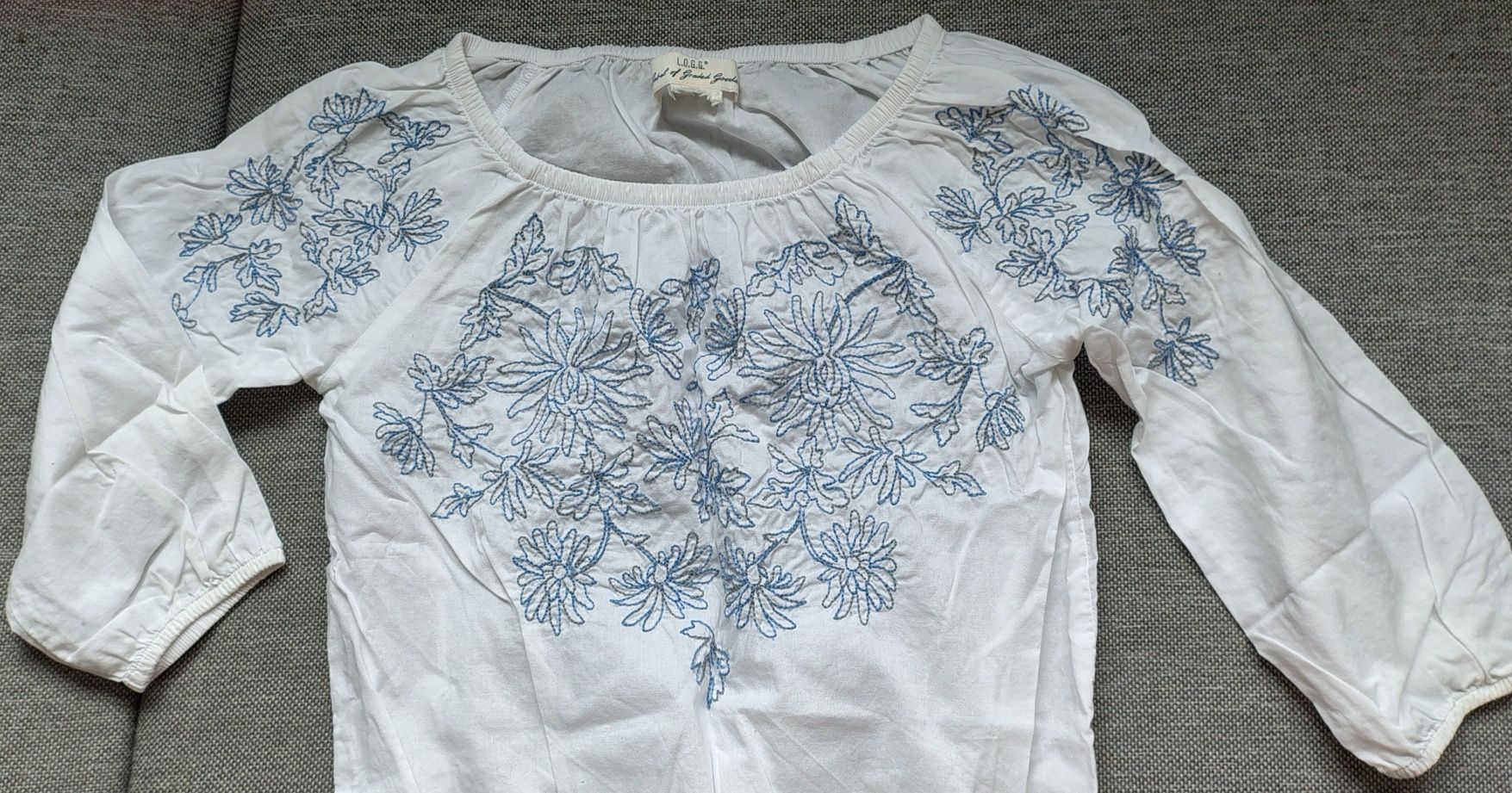 Bluzka elegancka, H&M, błekitny haft kwiaty,  roz. 128,około 8,9 lat.