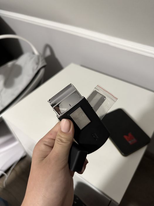 Дорожня електрична бритва