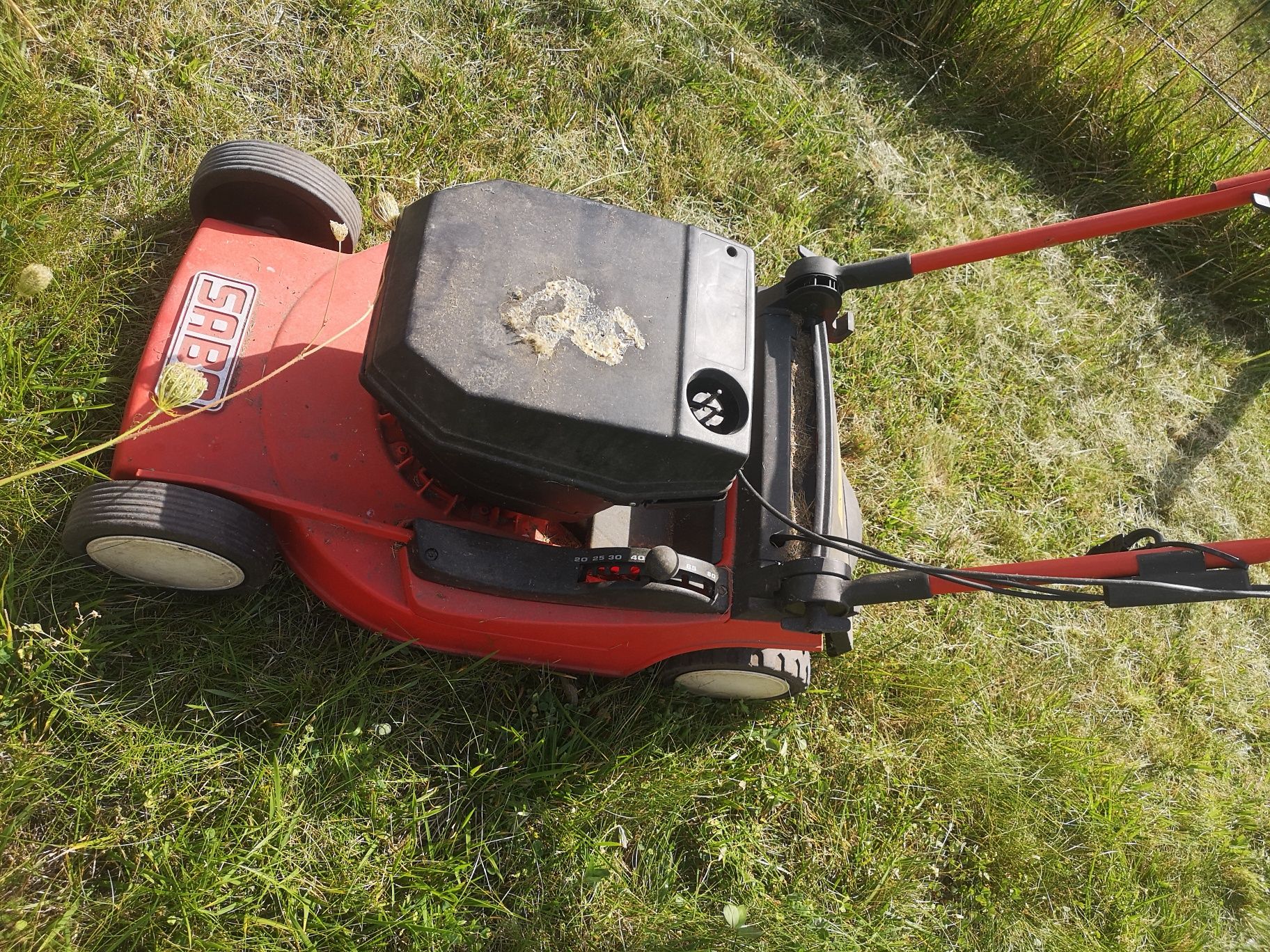 Rezerwacja Oddam kosiarkę elektryczną z napędem