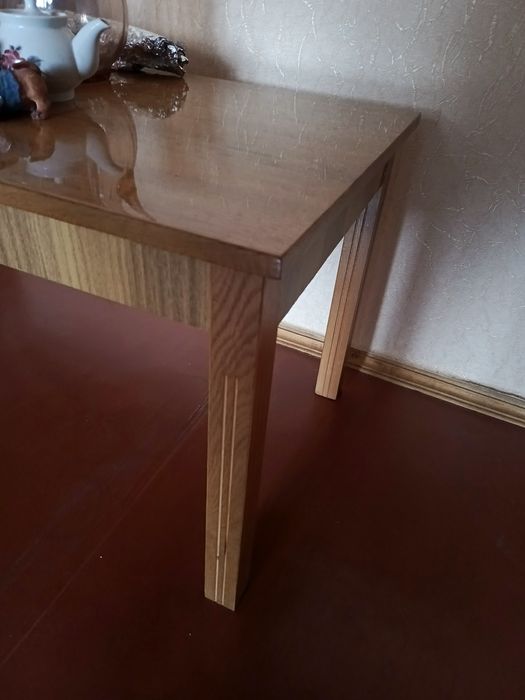 Столик світлий полірований