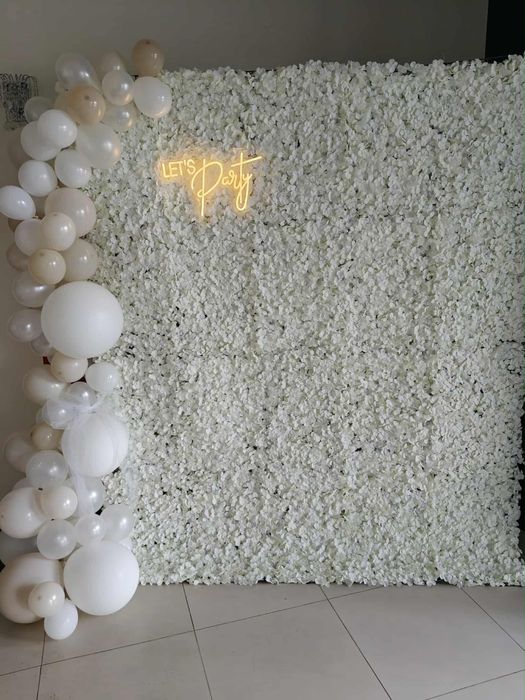 Kwiatowa scianka z napisem LED